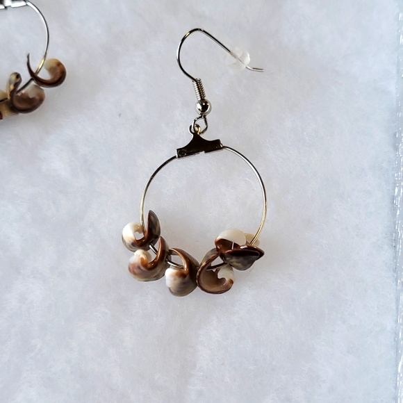 New Shell Earrings Pair - Picture 2 of 2